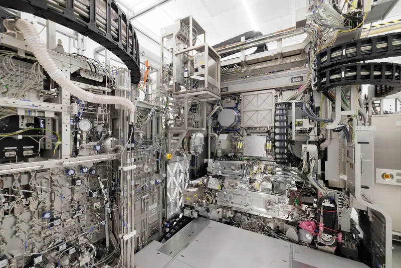 The EUV light source of an NXE:3800E: a laser hits falling tin droplets and the glowing plasma gives off 13.5 nm light