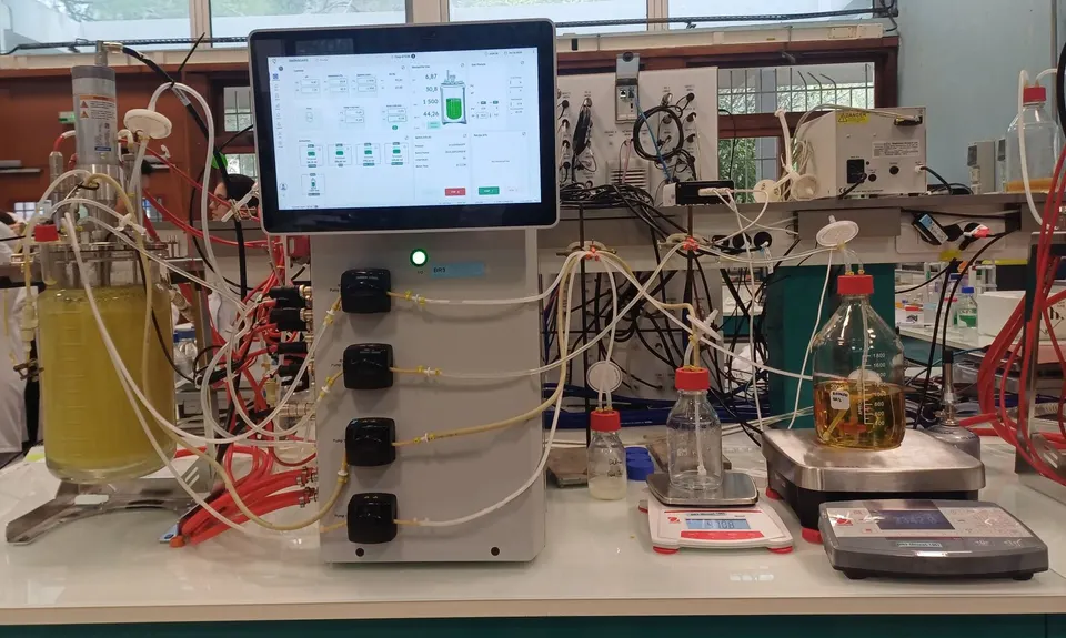 A lab stirred-tank bioreactor and its controller: the type of vessel where chicken cells are fed and multiplied, not Eat Just's own