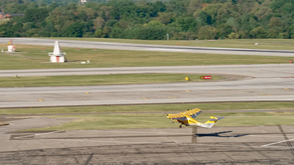 Not the EL9: Electra's two-seat EL2 demonstrator lifting off from a small marked pad at Roanoke, its propellers blowing air over big wing flaps