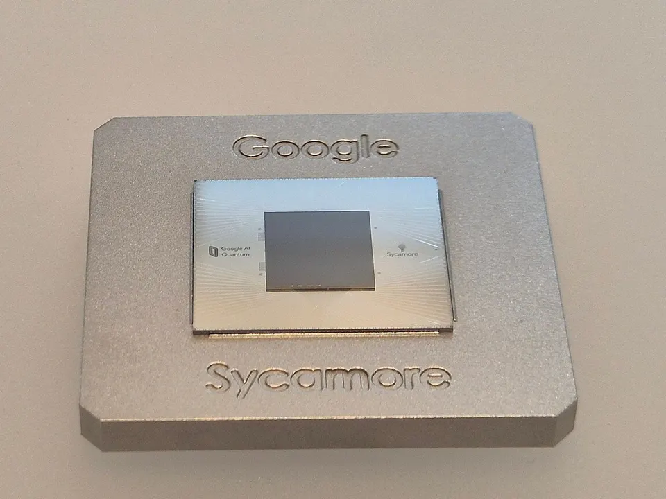 Sycamore, Willow's 2019 predecessor, in the Deutsches Museum: a grid of superconducting qubits on a chip bonded to a wiring layer
