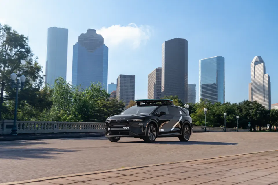 The Lucid Gravity robotaxi in Houston: a roof module carries the lidar, cameras and radar the Nuro Driver sees with