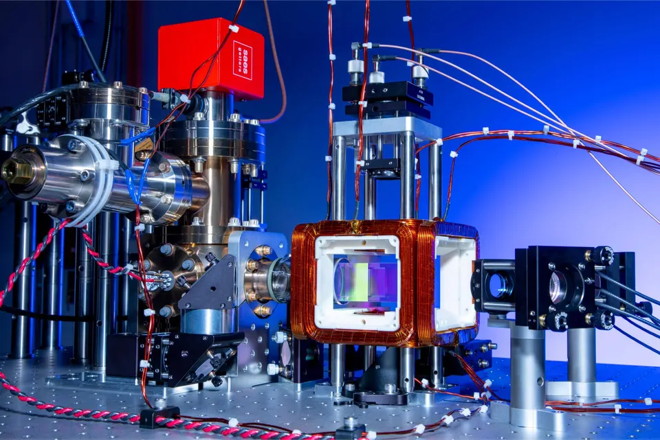 The atom trap of QuEra's Aquila, not Pasqal's: rubidium atoms are cooled in a vacuum cell like this, then held one by one in laser tweezers