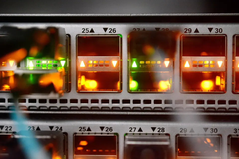 Ports of a data-centre network switch: Alpenglow cuts block data into slices that relays pass to every validator in one network hop