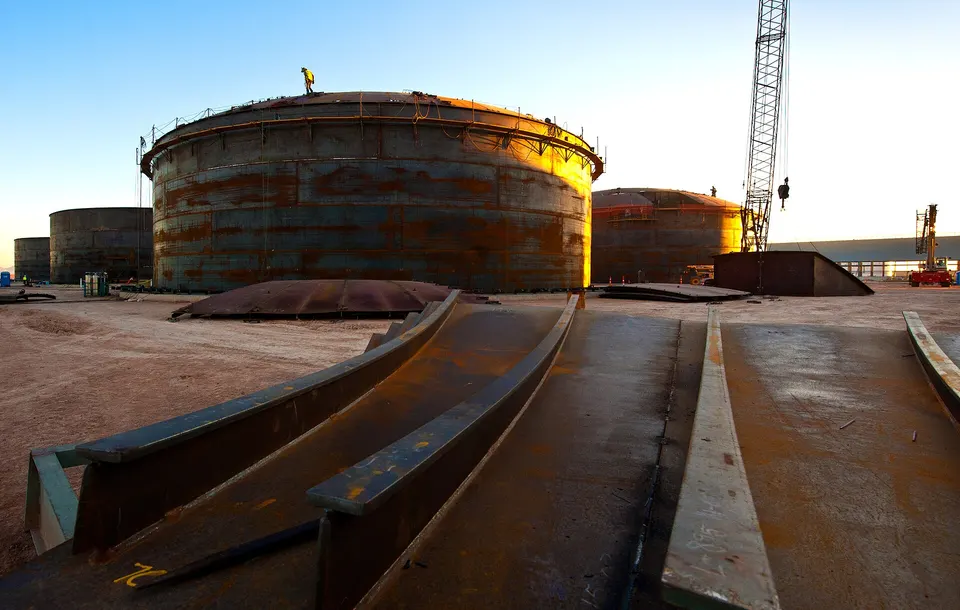 A molten salt storage tank being built at the Solana solar plant, Arizona: Natrium stores reactor heat in tanks like these