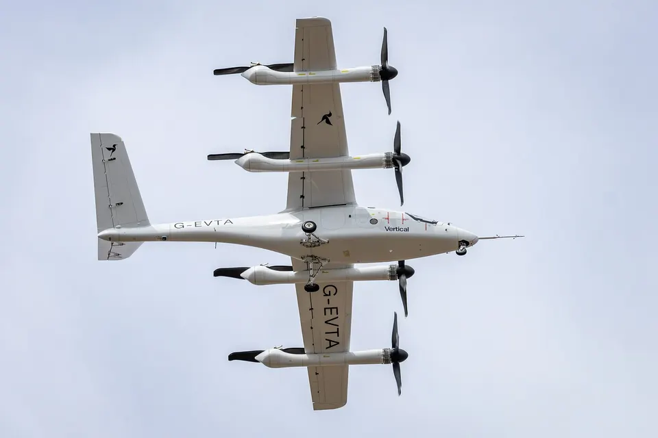 The VX4 seen from below in wing-borne flight: four front propellers tilted forward pull it, the four rear lift rotors are stopped and lined up to cut drag
